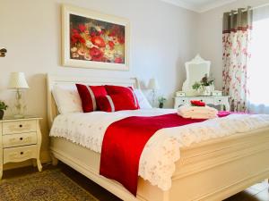 肯梅尔Laburnum B&B的一间卧室配有一张带红色枕头的大床