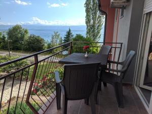 奥赫里德Ajkoski Apartments Pestani的海景阳台上的桌椅