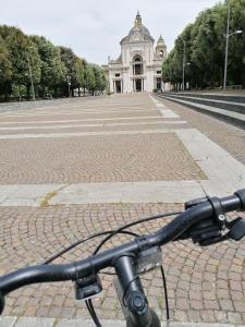 贝瓦尼亚Agriturismo Etico Le Grazie的停在大楼前的自行车