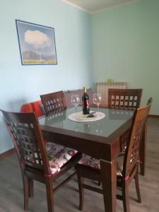 罗马Romanina Appartamento Giuland的餐桌和两杯葡萄酒