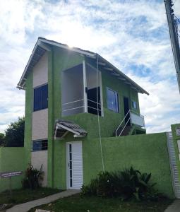 卡瓦坎特Chalés Aconchego的绿色房子,有白色门