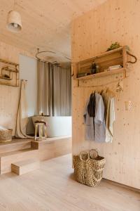 阿尔瓦杜什The Nest by Cooking and Nature的一间设有木墙、架子和篮子的房间