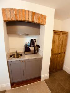 韦茅斯Self Contained Guest Suite 1 - Weymouth的一个带水槽和木门的小厨房