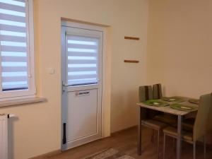 凯蒂赖贝西Cichy Kącik的客房设有冰箱、桌子和窗户。