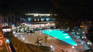 帕莫卡莱Pamukkale Whiteheaven Suite Hotel的一座大楼前的大型游泳池