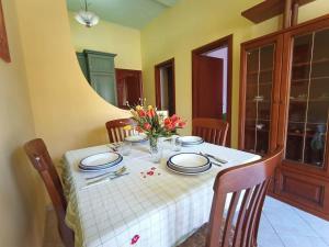 兰佩杜萨Mediterraneo Appartaments的餐桌上摆放着盘子和鲜花