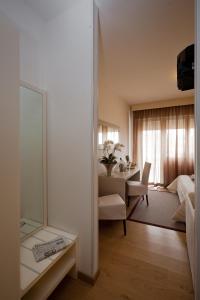 利多迪耶索罗加那利酒店的客房设有一张床和一张带镜子的书桌