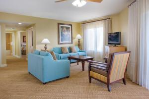 奥兰多Club Wyndham Bonnet Creek的客厅配有2张蓝色的沙发和1张桌子