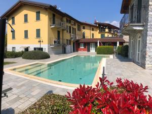 贝拉吉奥Bellagio Love apartment Pool Near lake Free parking的大楼前的游泳池