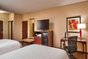 凤凰城凤凰市/棒球场智选假日酒店的酒店客房设有一张床、一张书桌和一台电视机。