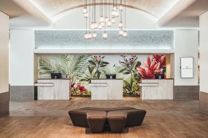 檀香山Ala Moana Hotel - Resort Fee Included的一个大的大堂,种植了大量的植物壁画