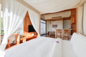 恒春古城垦丁海湾森林精品民宿的一间带白色床的卧室和一间厨房