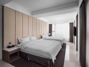 礁溪葛玛兰温泉饭店 的酒店客房设有两张床和电视。