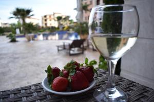 拉夫达Cascadas Ravda - Gorgeous 2 bedrooms family apartment的桌上的草莓和一杯葡萄酒