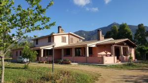 伊格莱西亚斯Villa nel verde的一座山丘背景的古老房子