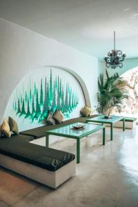 乌鲁瓦图纳泽奇别墅的客厅配有两张沙发和一幅木壁画