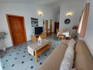 巴斯卡Apartments Palić的客厅配有沙发和桌子