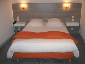 穆瓦朗－昂蒙塔涅勒拉库松酒店的一间卧室配有一张带2个床头柜的大床