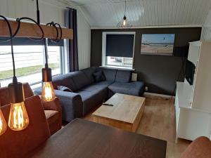 斯哈伦代克Het Duintje的客厅配有沙发和桌子