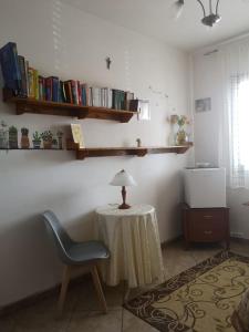 SoletoLa dimora degli angeli的一间设有桌子、椅子和书籍的房间