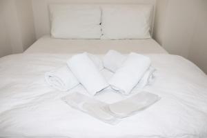 帕莫卡莱Royal Suite的一张白色的床,上面有三条白色毛巾