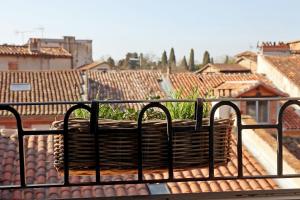 阿尔比拉图尔圣塞西尔住宿加早餐酒店的阳台顶部的篮子