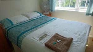 海斯Room in Guest room - Double with shared bathroom sleeps 1-2 located 5 minutes from Heathrow dsbyr的一张带剪刀和枕头的床