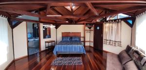 韦尔卡鲍Casa Flor da Vida - Vale do Capao的铺有木地板的客房内的两张床