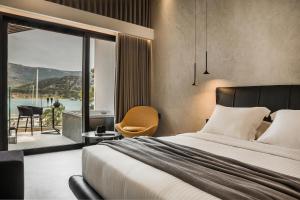 阿尔戈斯托利翁Canale Hotel & Suites的一间卧室配有一张床,享有水景