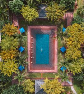 曾蒙海滩Melati Beach Resort & Spa的花园内树木繁茂,享有游泳池的顶部景致