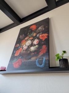 多克姆B&B Diepzicht的墙上一幅鲜花画