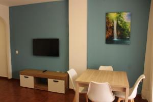 伊斯兰蒂拉Apartamentos Esteasur Islantilla的一间带桌子和电视的用餐室