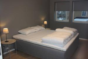 史特林Meget flott leilighet i Stryn sentrum的卧室内的一张带两个枕头的床