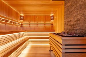 索契Wellness СПА-Отель Грейс Горизонт的一间空的桑拿浴室,铺有木地板,