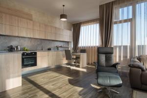 卡赞勒克Boutique Apartments - Sevtopolis的一间带椅子的客厅和一间厨房