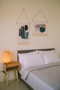 四沟墾丁寵物Villa-獒游邊境B&B的一间卧室配有一张床和一个带台灯的边桌