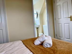 诺里奇St Margarets House - Modern - 3 Bed Townhouse - Parking - Marvello Properties的卧室配有2条毛巾,位于床上
