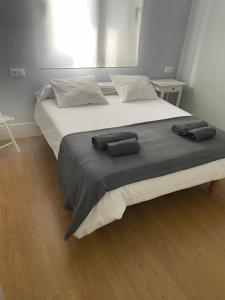 卢安科Hostel Once Nudos的一张大床,上面有两个枕头