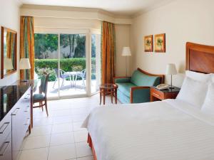Naama Bay Promenade Beach Resort Managed By Accor客房内的一张或多张床位