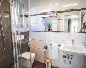 苏黎世Self Service Hotel Kernhof Langstrasse的浴室配有卫生间水槽和淋浴。