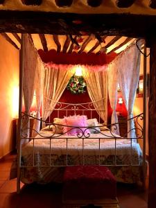 ValeriaRoom in Lodge - Getaway to Cuenca at La Quinta de Malu的一间卧室配有一张带天蓬的床