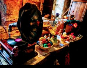 ValeriaRoom in Lodge - Getaway to Cuenca at La Quinta de Malu的厨房柜台配有带碗碟的炉灶
