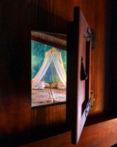 ValeriaRoom in Lodge - Getaway to Cuenca at La Quinta de Malu的一张床上的照片,床的窗帘挂在门上