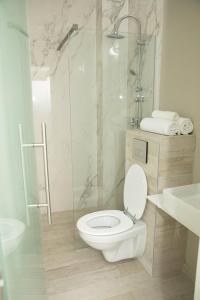 百乐费利克斯Casa Anabeca的白色的浴室设有卫生间和淋浴。