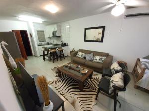 圣卢西亚South seas safari @ The Bridge apartments的客厅配有沙发和桌子