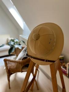 杜斯堡工作室住宿加早餐旅馆的坐在木凳上的一个帽子