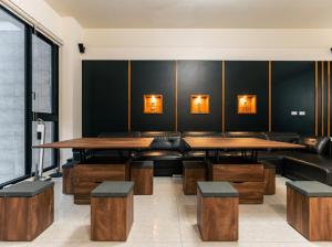 东港Jophina的用餐室配有桌子、长凳和四柱围盘