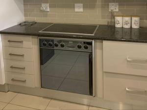SandtonSunninghill Luxury Spacious Executive Penthouse的厨房配有炉灶和台面