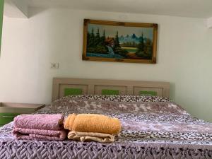 波格拉德茨Syzo Rooftop 360°的床上的一堆毯子,墙上有照片