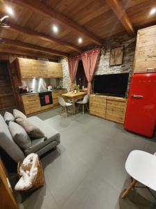 韦尔南泰Chalet Salet的客厅配有红色冰箱和桌子